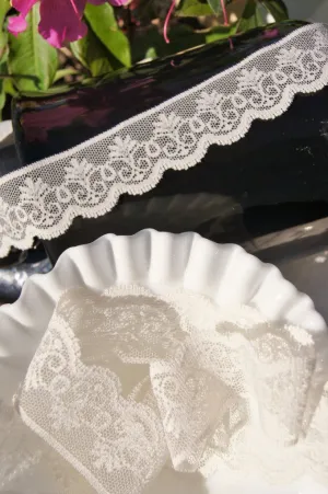 1¼" SCALLOPED EDGE NATURAL VINTAGE LACE TRIM