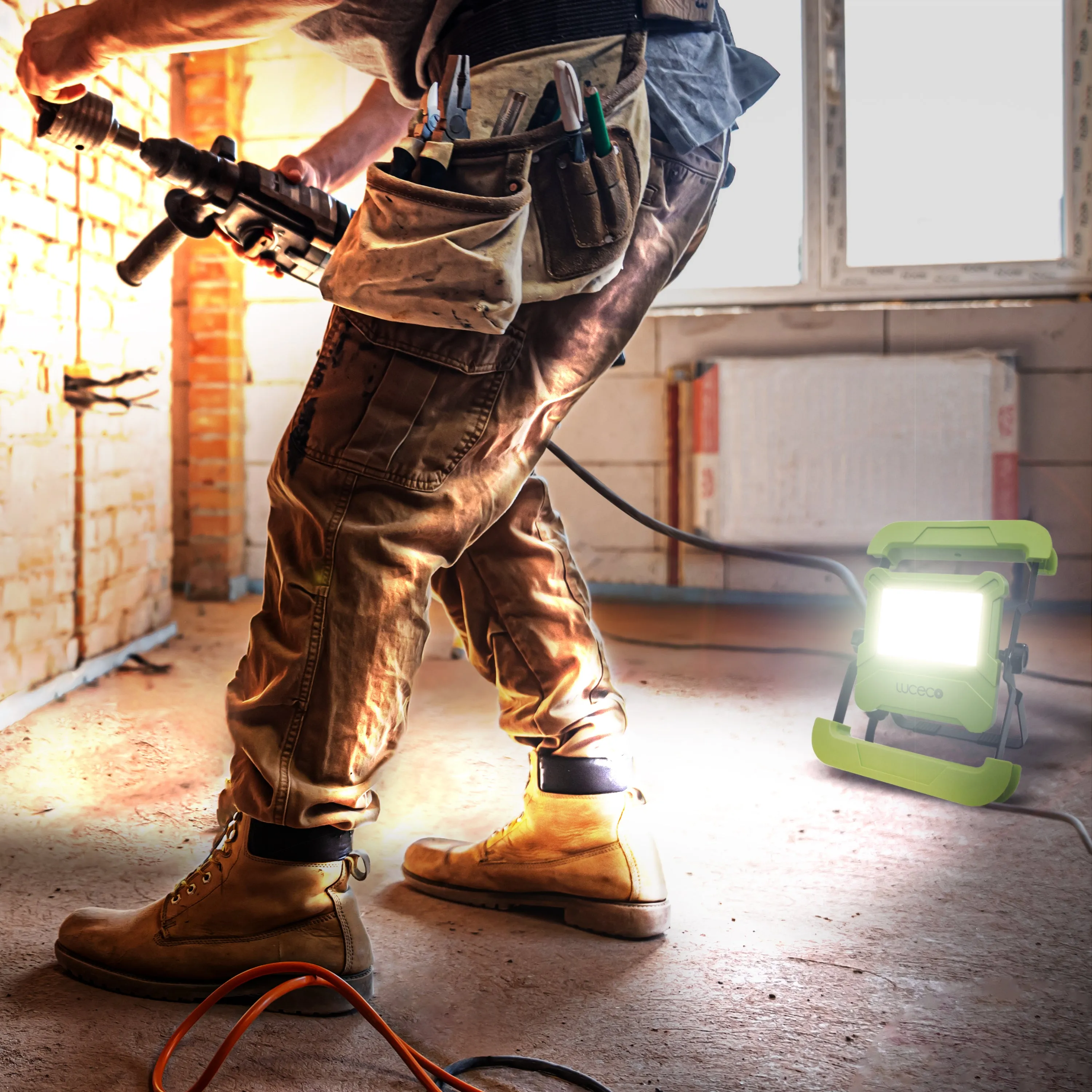 Luceco EFLDS30B50UK Foldable Compact Worklight with 13A Power Socket 30W 2400lm 5000K - 1.5M Cable & UK Plug