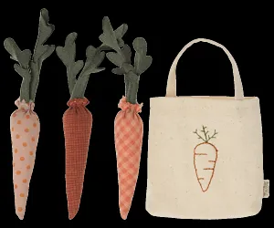 Maileg carrots in shopping bag