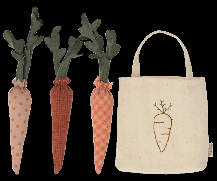 Maileg carrots in shopping bag